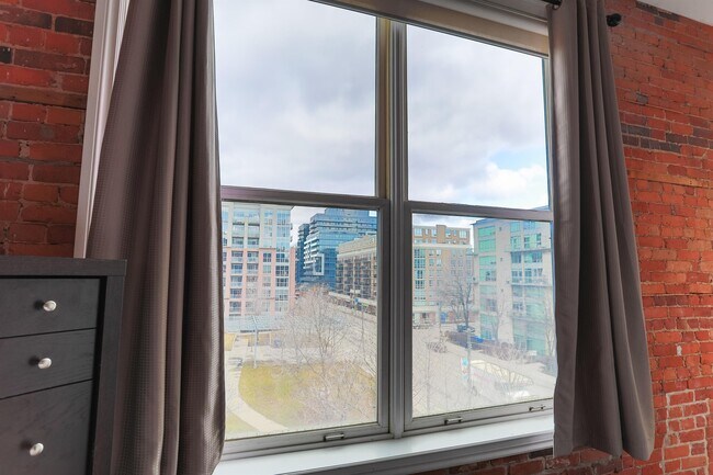 Building Photo - 915 King St W