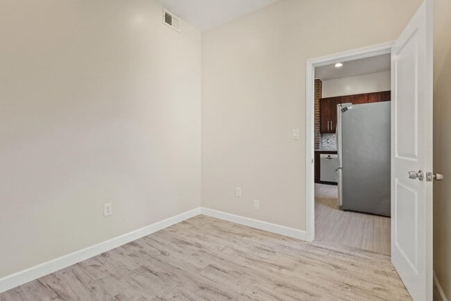 Building Photo - 17 Ravine Ave