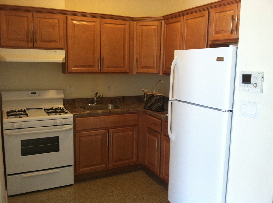 Kitchen - new appliances including microwave - 100-04-100-14 Shore Front Pky