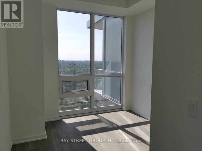 Photo du bâtiment - 56 Forest Manor Rd