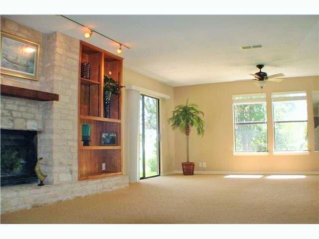 La naturaleza fluye hacia el interior desde las ventanas en abundancia. - 9810 Lake Ridge Dr