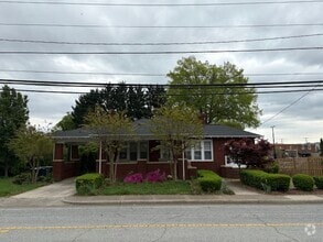 Building Photo - 134 N Cherry St