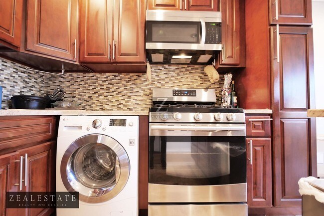 Building Photo - 43 Saint Johns Place