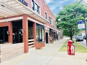 Building Photo - 1909 W Foster Ave