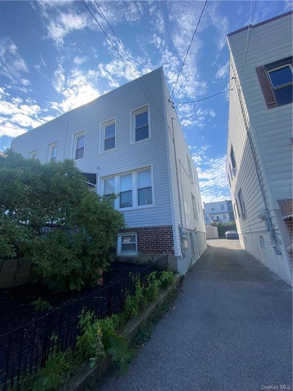 Building Photo - 275 Hollywood Ave