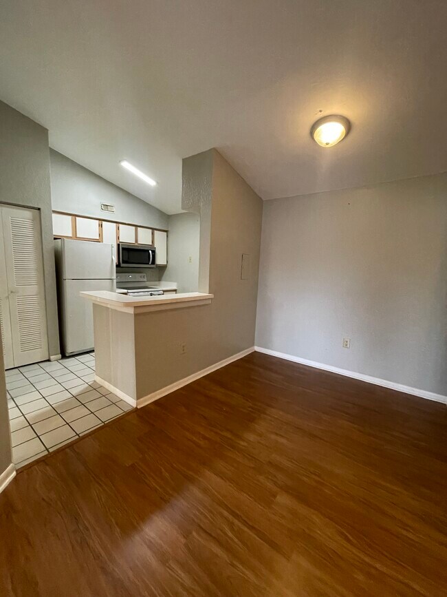 Building Photo - 2820 N Oakland Forest Dr