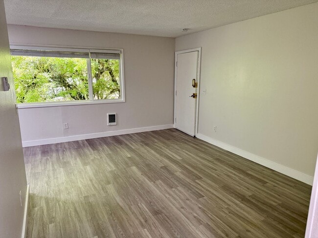 Foto del edificio - 2 bed 1.0 bath flat in Irvington