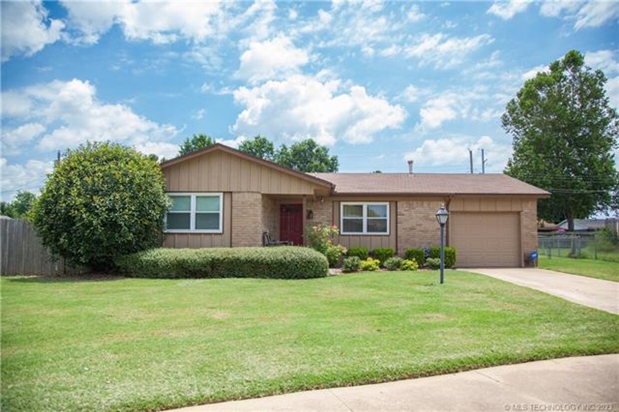 Primary Photo - Cozy Prattville bungalow with plenty of up...