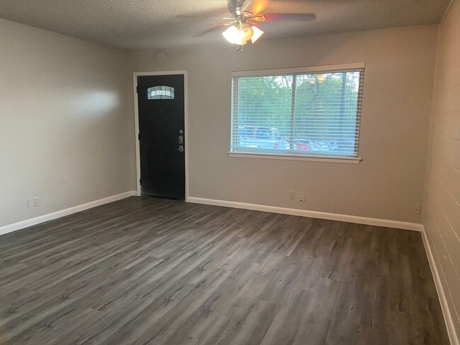 Building Photo - 2Bed/2Bath Condo in Travis Heights