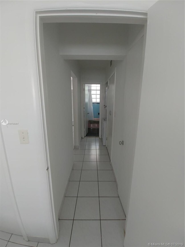 Foto del edificio - 8540 Byron Ave