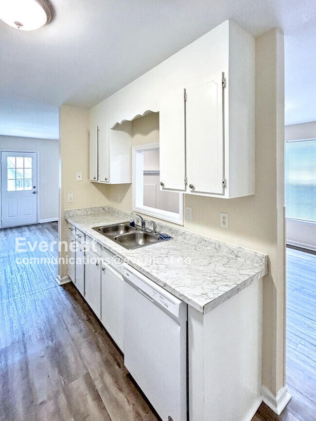 Foto del edificio - Lovely 3-Bedroom Home with Modern Comforts...