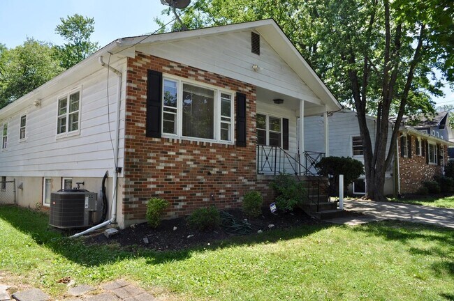 Building Photo - Perfect House for UMD Students -- Very Clo...