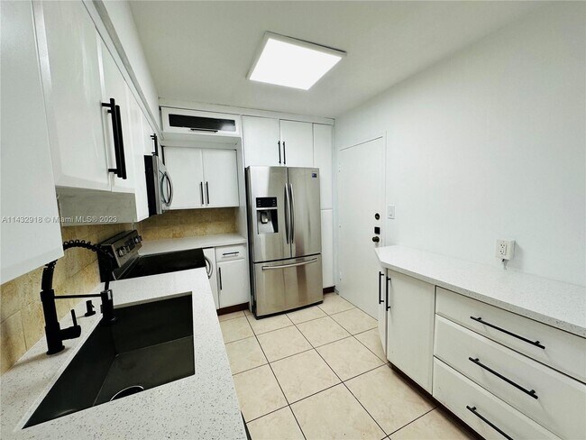 Foto del edificio - 9225 Collins Ave