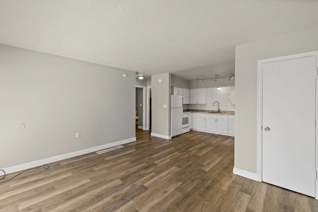 Building Photo - 402 Sunny Ln