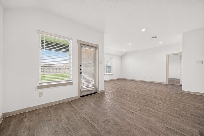 Foto del edificio - 8043 Black Forest Ln