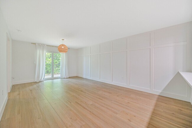 Building Photo - ** Must See ~ Rarely Available 2/2 in Palm...