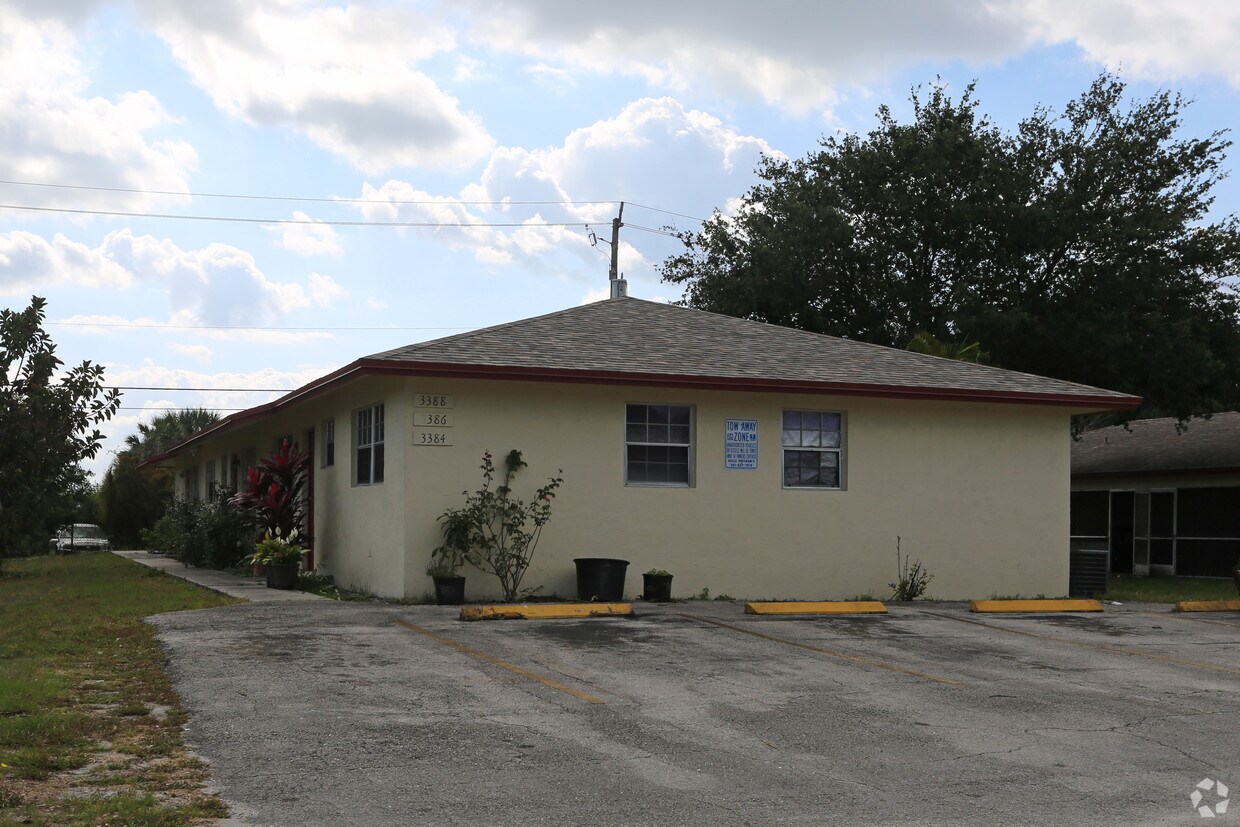 Building Photo - 3384 Lynwood Dr