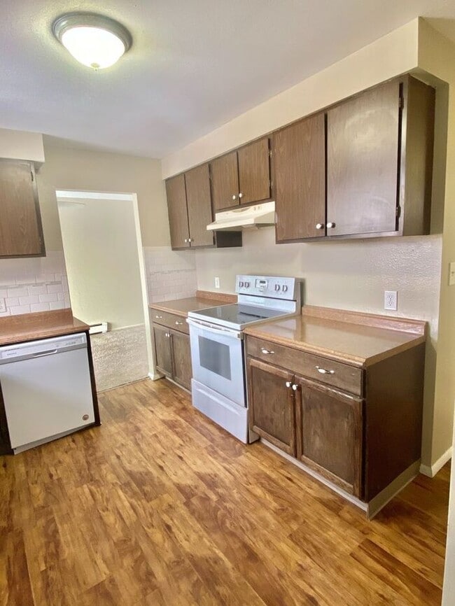 Building Photo - Move in specials - Pick One - 1st month free or $100 off monthly rent. Flexible lease terms are a...