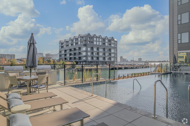 Piscina con terraza - The Lofts at Front Street