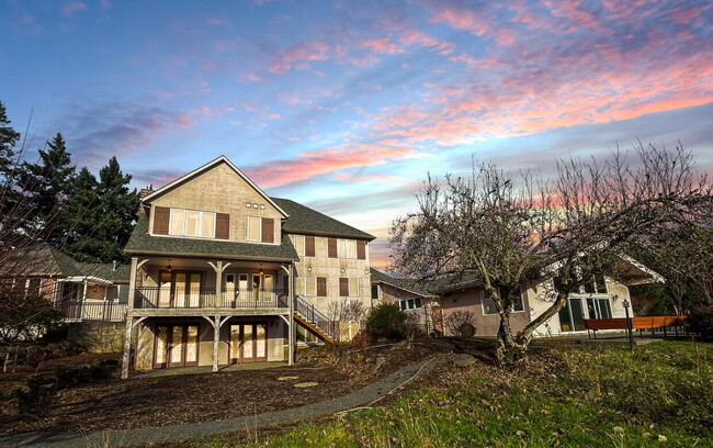 Foto del edificio - Exquisite 6-Bedroom Estate with Indoor Poo...