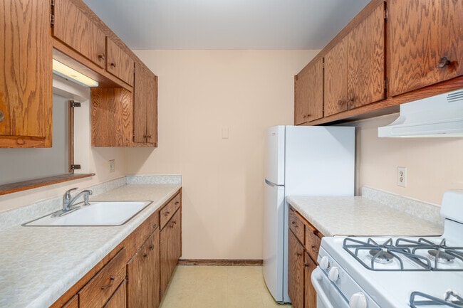 2BR, 1.5BA - 1,000SF - Kitchen - Roberts Court