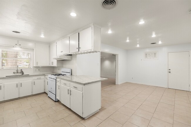 Building Photo - 2015 Wycliffe Dr