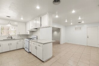 Building Photo - 2015 Wycliffe Dr