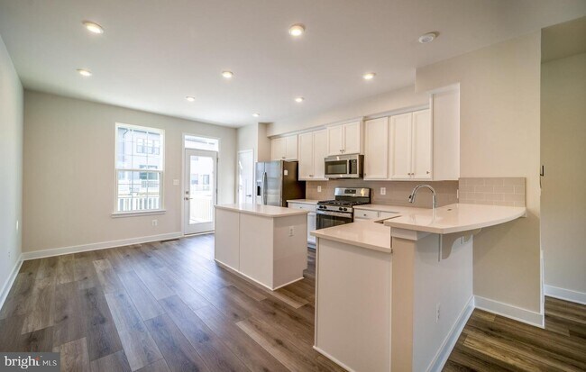 Building Photo - 14062 Sunrise Valley Dr