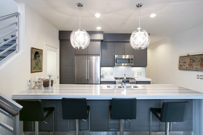 Foto del edificio - Modern Townhome in the Heart of Downtown E...