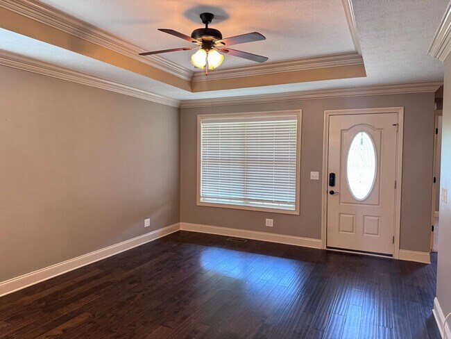 Building Photo - ?Beautiful Condo Located in the Sango area?! 2 Bed 2 Bath End Unit!