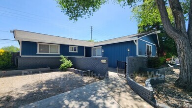 Building Photo - 700 Akard Dr
