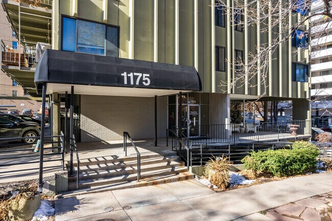 Entrada - Park Ville Apartments