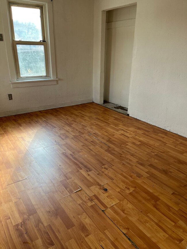 Building Photo - Four Bedroom - One Bath Home