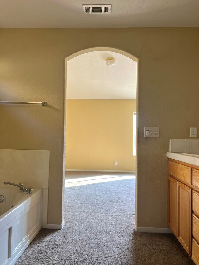 Building Photo - 633 Langley Ct