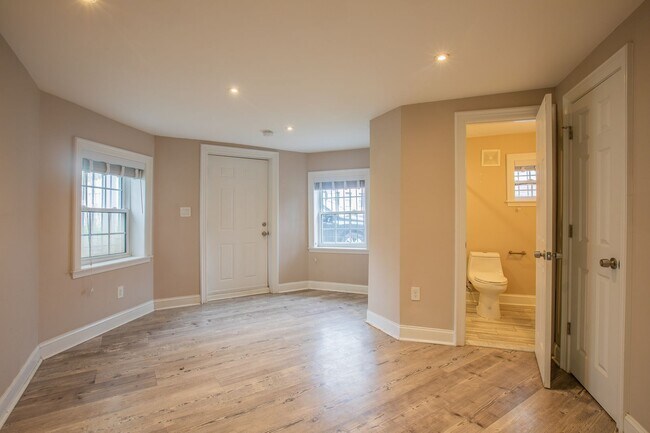 Building Photo - Charming Studio Apartment in Columbia Heig...