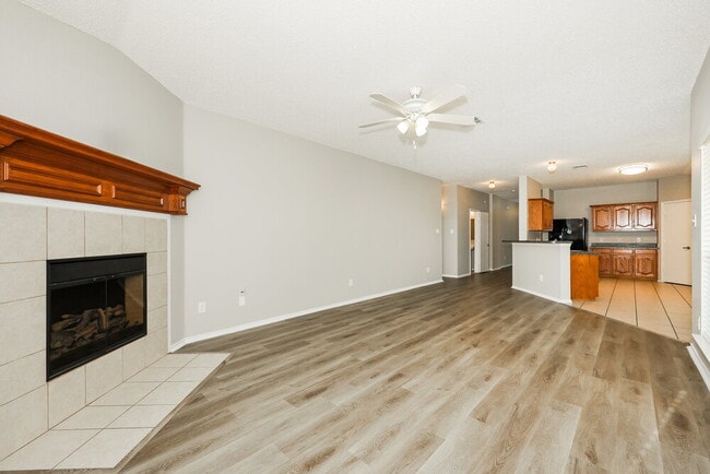 Building Photo - 829 Clear Creek Dr