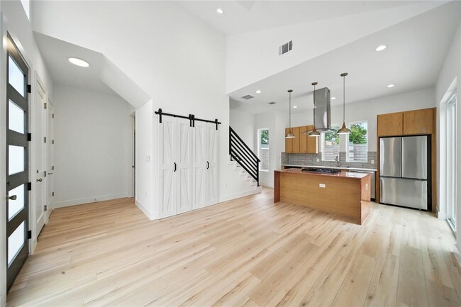 Building Photo - 106 W Croslin St