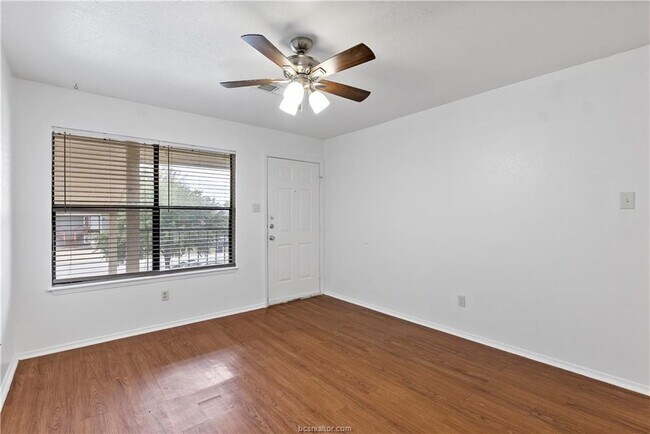 Building Photo - 313 Manuel Dr