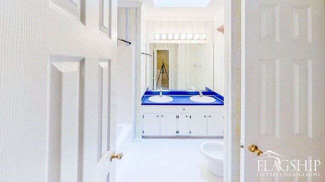 Building Photo - Cozy Townhouse