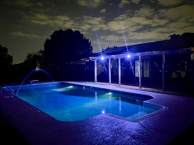 Foto del edificio - 6012 Highcrest Dr