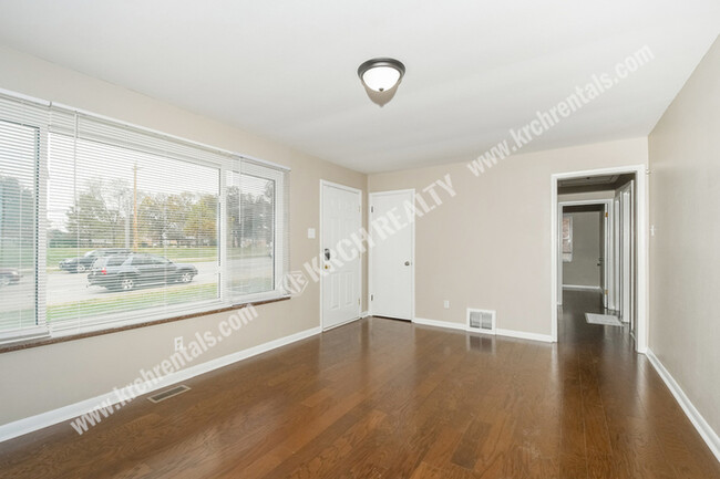 Building Photo - 3-Bed 1-Bath House w/ Finished Basement & ...