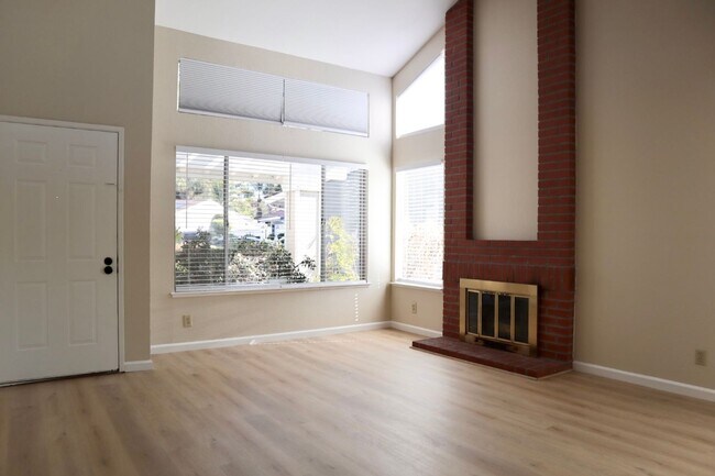 Foto del edificio - Splendid 3-bedroom home + Bonus Loft located in Fremont! – New flooring!