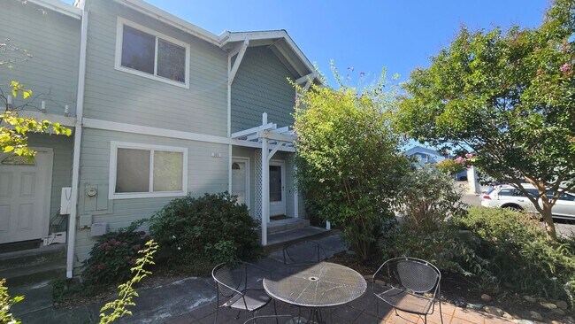 Foto del edificio - Centrally Located 2 Bedroom Townhome