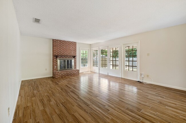 Building Photo - 3 Bedroom, 2 Bath Duplex Conveniently Loca...