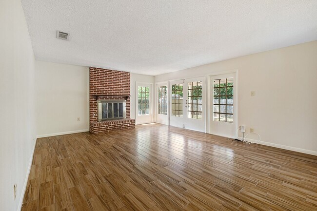 Foto del edificio - 3 Bedroom, 2 Bath Duplex Conveniently Loca...