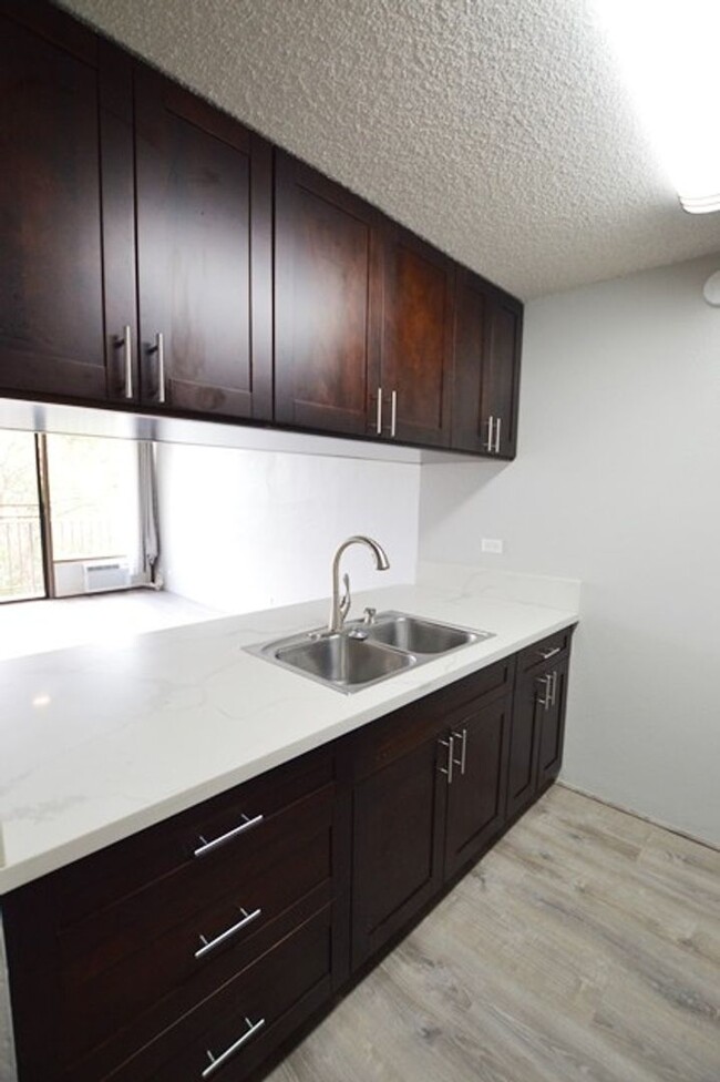 Building Photo - Pearl 1 - 2 bedroom, 1 bath, 1 parking