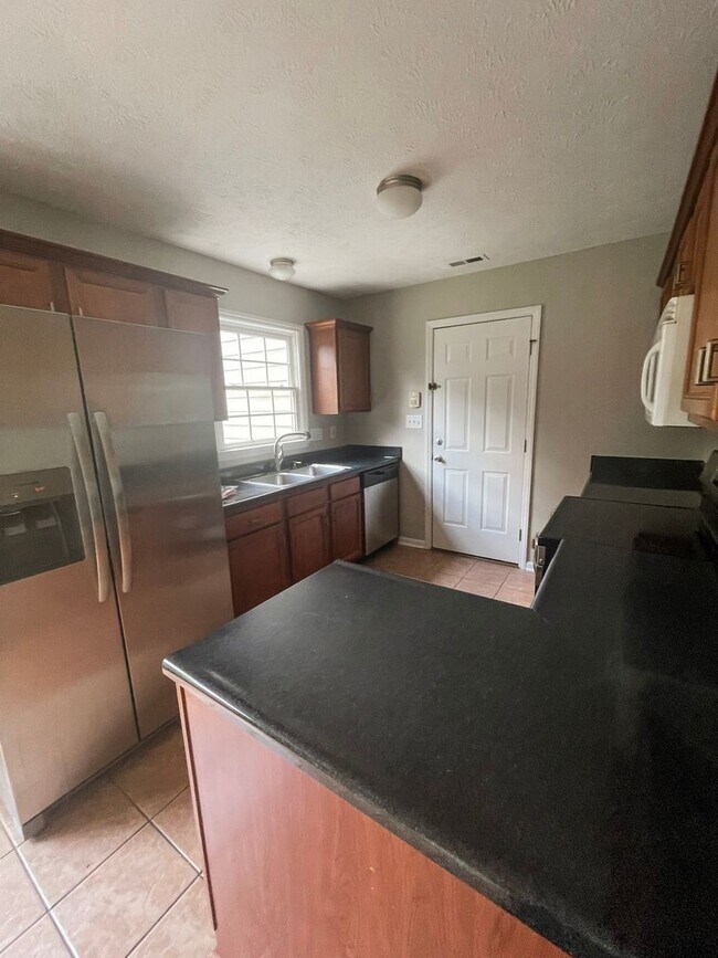 Foto del edificio - Coming Soon: 3 Bedroom 2 Bath - No pets