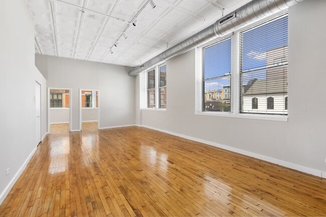 Building Photo - 1471 N Milwaukee Ave