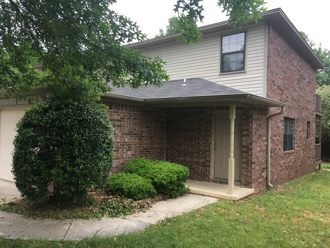Building Photo - 407 Valley Dr