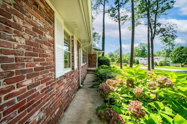 Building Photo - 2038 S Akin Dr